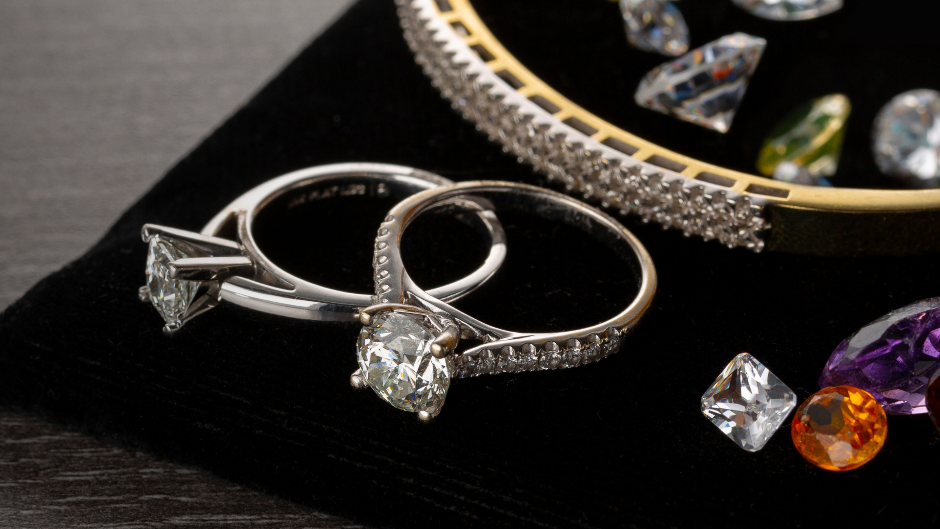 Bagues avec diamants et pierres précieuses