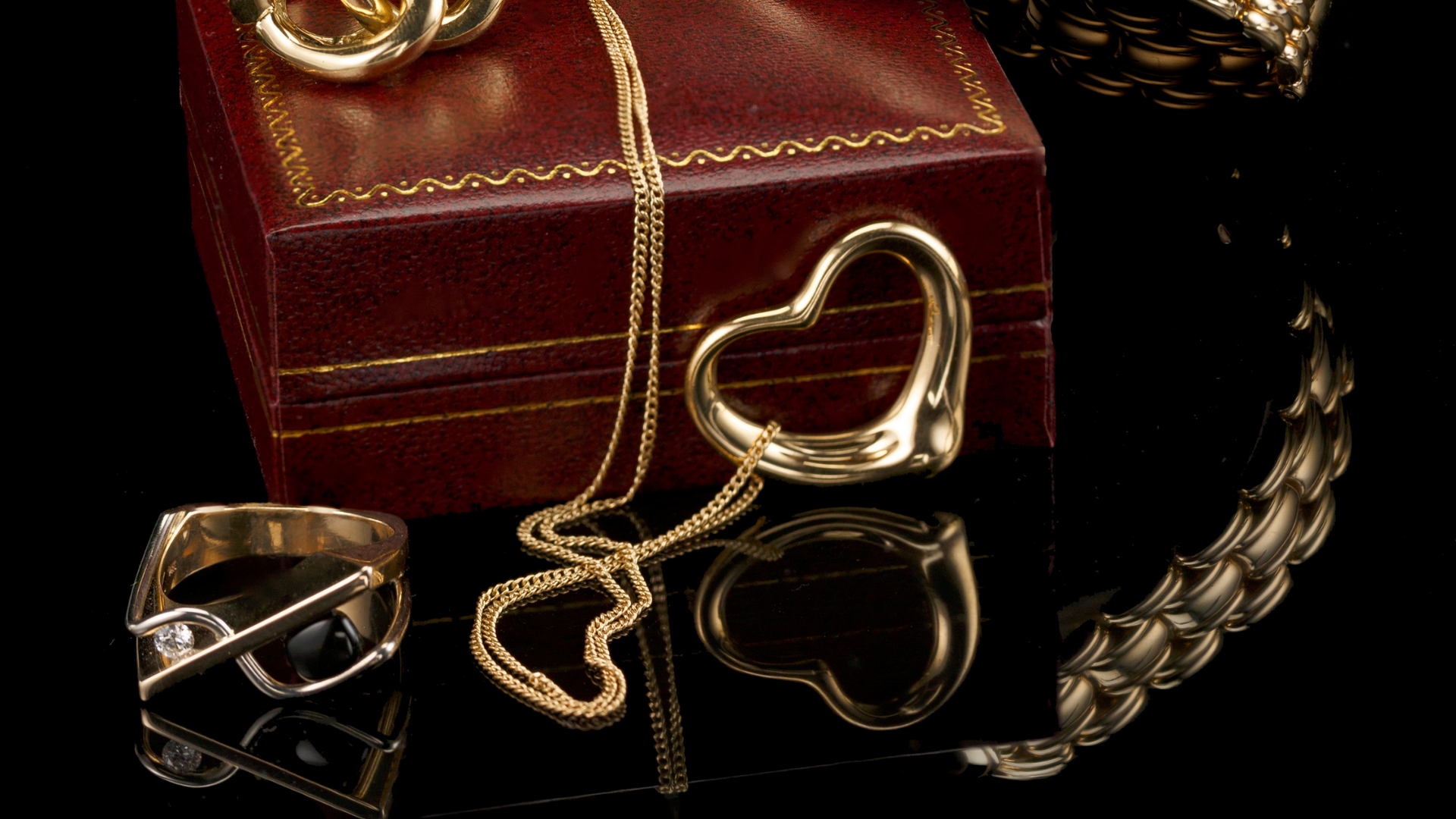 Gold jewelry and jewelry boxes