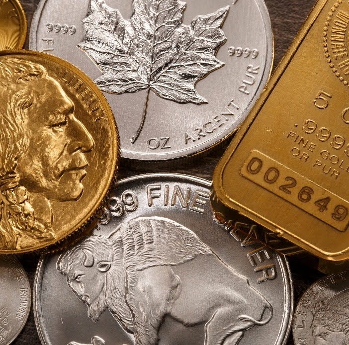 Variété de pièces et de barres d’or et d’argent